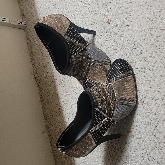 Colin Stuart Beaded Booties, size 7.5 black and gold details - Picture 2 of 3